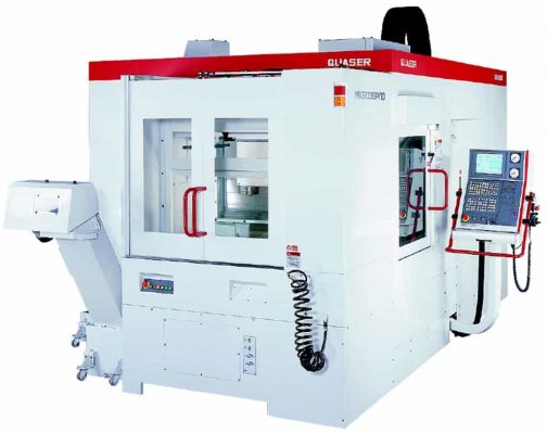En vit och röd Quaser CNC-maskin med kontrollpanel, kabelfästen och säkerhetsfunktioner.